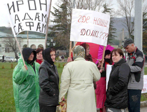 Участники митинга погорельцев на Привокзальной площади Цхинвала. 16 апреля 2011 г. Фото "Кавказского узла"