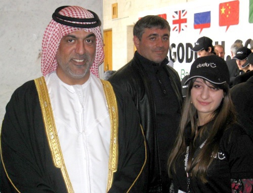На фото слева: соавтор проекта мультиязычной социальной сети Godudu.com, шейх Халид Аль Хамид (ОАЭ )на презентации в Русском театре Махачкалы. 15 апреля 2011 г. Фото "Кавказского узла"