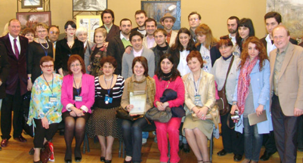 Участники выставки молодых грузинских художников «Мир Льва Толстого».  Крайний справа - Владимир Толстой – директор музея «Ясная Поляна», первый слева - президент Международного культурно-просветительского Союза «Русский клуб» Николай Свентицкий. Грузия, Тбилиси, 16 апреля 2011 г. Фото: Денис Гоноболин.