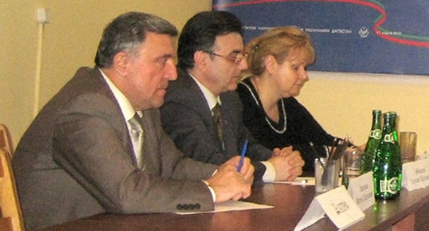 Представители партии "Единая Россия" Улуби Эрболатов, Марина Абрамкина и преставитель партии "Справедливая Россия" (в центре) Абдулмеджид Багомаев на встрече за круглым столом в редакции газеты "Черновик". Дагестан, Махачкала, 15 марта 2011 г. Фото "Кавказского узла"