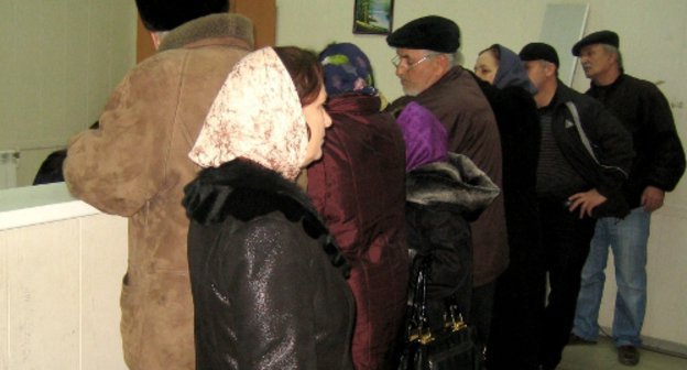 Очередь у неработающих касс территориального участка г. Махачкалы ООО "Газпром межрегионгаз Пятигорск" 23 марта 2011 г. Фото "Кавказского узла"