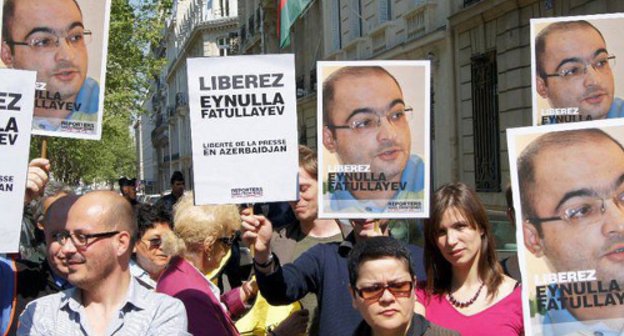 Париж, 20 апреля 2011 г. Акция протеста перед посольством Азербайджана с требованием освобождения журналиста Эйнуллы Фатуллаева. Фото: Радио Азадлыг, RFE/RL,  http://www.azadliq.org