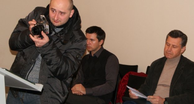 Литва, Каунас, ноябрь 2010. Журналист Аркадий Бабченко (с фотоаппаратом) на суде по делу чеченской семьи Гатаевых. Во время этой поездки в Каунас были сделаны записи телефонных разговоров Бабченко с Эгле Кусайте, появившиеся сейчас в ее уголовном деле. Фото "Кавказского узла"