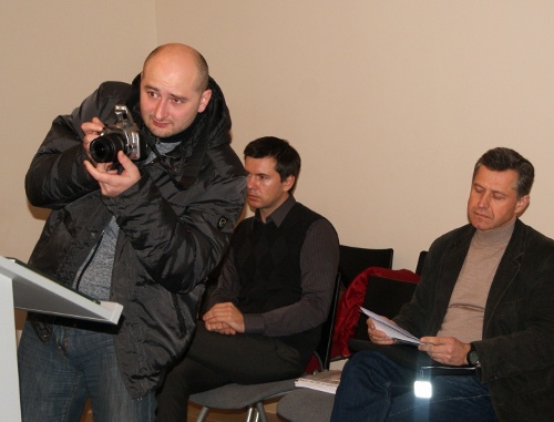 Литва, Каунас, ноябрь 2010. Журналист Аркадий Бабченко (с фотоаппаратом) на суде по делу чеченской семьи Гатаевых. Во время этой поездки в Каунас были сделаны записи телефонных разговоров Бабченко с Эгле Кусайте, появившиеся сейчас в ее уголовном деле. Фото "Кавказского узла"