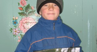 Никита Струков из общины духоборов с календарем, подаренным гостями из "Ясной Поляны". Село Гореловка Ниноцминдского района Грузии, 17 апреля 2011 г. Фото "Кавказского узла"