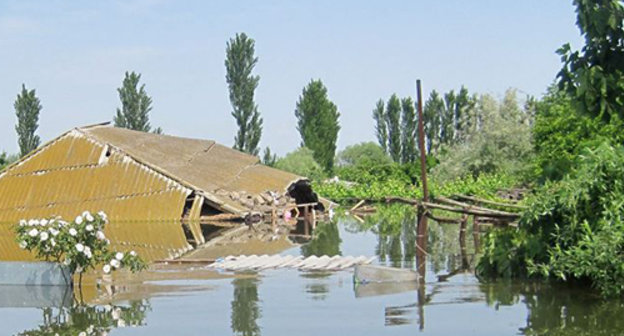 Затопленный крестьянский дом в Сабирабадском районе Азербайджана, май 2010 г. Фото:  Радио Азадлыг (radioazadllyg.org), RFE/RL 