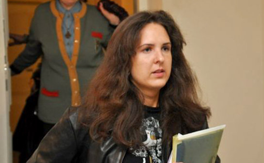 Эгле Кусайте в Вильнюсском окружном суде. На заднем плане  -  известная литовская диссидентка  советского времени Нийоле Садунайте (Nijole Sadunaite), оказывающая поддержку Эгле во время процесса. Фото: Martynas Jocius, Balsas.lt