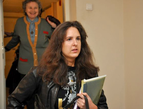 Эгле Кусайте в Вильнюсском окружном суде. На заднем плане  -  известная литовская диссидентка  советского времени Нийоле Садунайте (Nijole Sadunaite), оказывающая поддержку Эгле во время процесса. Фото: Martynas Jocius, Balsas.lt