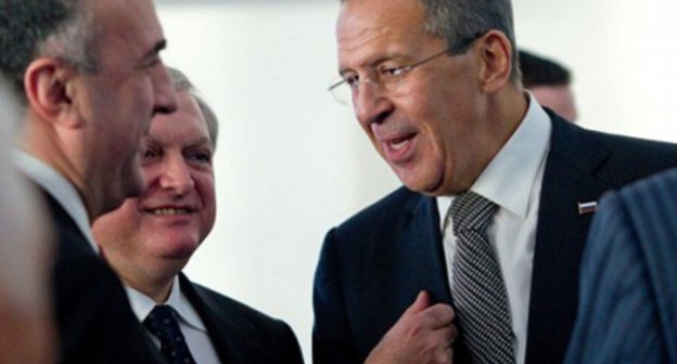 Слева направо: главы МИД Азербайджана, Армении и России Эльмар Мамедъяров, Эдвард Налбандян и Сергей Лавров. Фото: информационно-аналитическое агентство "Вестник Кавказа", http://www.vestikavkaza.ru