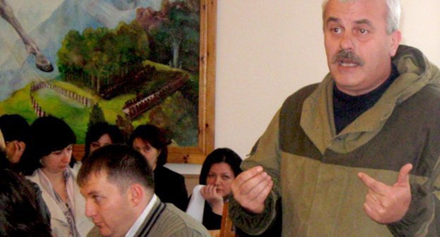 Северная Осетия, г. Беслан. Обсуждение проекта Меморандума о совместном противодействии насилию, экстремизму, межнациональной розни и поддержке миротворческого процесса. Заместитель главы администрации Правобережного района Беслана Эльбрус Тедтов: отсутствие культуры  - это составляющая протестных настроений. 23 апреля 2011 г. Фото "Кавказского узла"