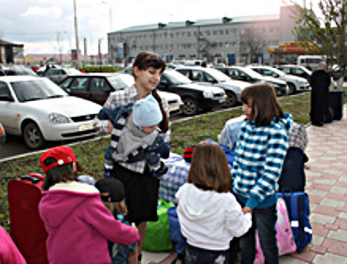 Чеченские беженцы, вернувшиеся из Польши в Чечню. Фото: Информационное агентство "Грозный-Информ" (www.grozny-inform.ru)
