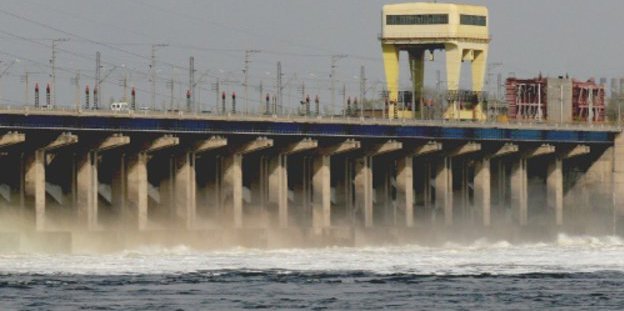 Водосливная плотина Волжской ГЭС во время весеннего паводка. Конец апреля 2011 года. Фото предоставлено Галиной Шацкой