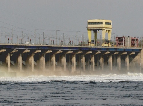 Водосливная плотина Волжской ГЭС во время весеннего паводка. Конец апреля 2011 года. Фото предоставлено Галиной Шацкой