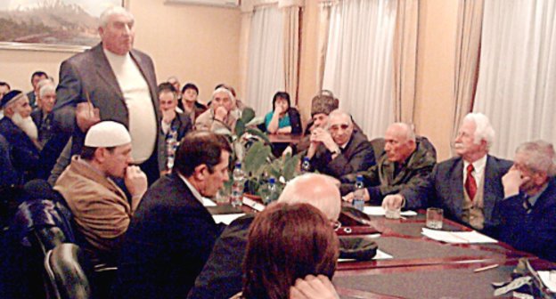 На встрече рабочей группы Общественной палаты с жителями Пригородного района Северной Осетии в администрации местного самоуправления селения Октябрьское.  24 апреля 2011 г. Фото "Кавказского узла"
