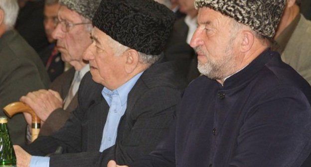 На встрече общественного парламента шапсугов «Адыгэ Хасэ» и старейшин адыгских аулов с мэром Сочи Анатолием Пахомовым в  Лазаревском  2 апреля 2011 г. Фото: Новостной портал - Зихия.NET (www.zihia.net) 


