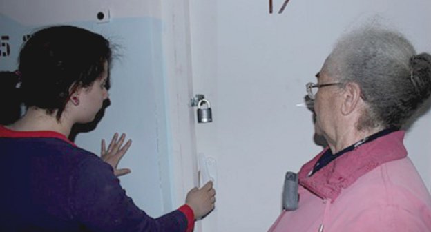 Галина Михайловна и Марина Павловы перед опечатанной дверью собственной квартиры в переулке Грановского. Астрахань, 26 апреля 2011 г. Фото: Александр Алымов, http://alexandr-alymov.livejournal.com