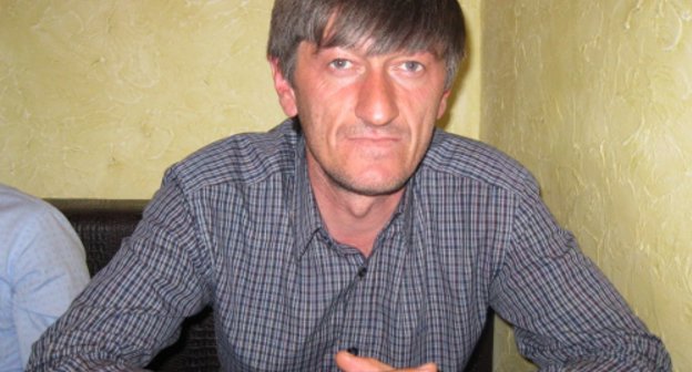 Глава села Цибари Магомедрашид Джамалов 26 апреля в очередной раз приехал в Махачкалу, чтоб решать проблемы погорельцев, и одновременно поступил на курсы муниципальных служащих. Фото "Кавказского узла"