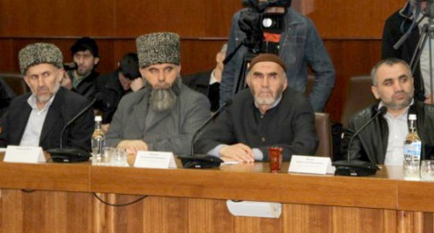  Участники Республиканского гражданского диалога. Махачкала, 25 апреля 2011 г. Фото: Ирайганат Магомедова для "Кавказского узла"
