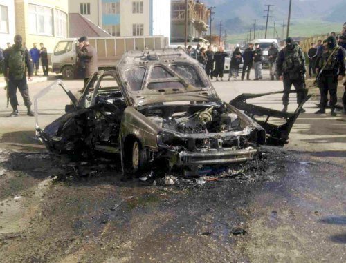 Сгоревший автомобиль. Махачкала, 28 апреля 2011 г. Фото: МЧС Дагестана
