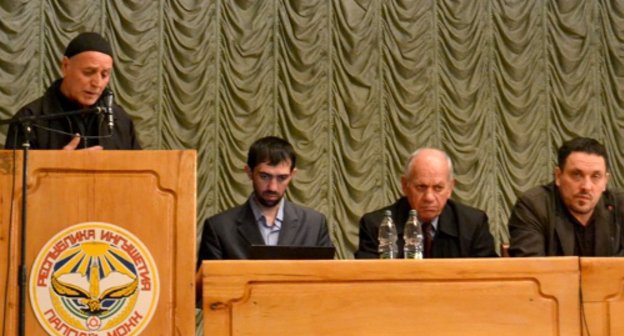 Ингушетия, станица Орджоникидзевская, 22 апреля 2011 г. На встрече рабочей группы Общественной палаты РФ по развитию общественного диалога и институтов гражданского общества на Кавказе с местным населением, правозащитниками и общественными деятелями  выступает Аюб Цуров, представитель Комитета по поиску без вести пропавших во время осетино-ингушского конфликта. Фото: Беслан Беков (sunja-edu.livejournal.com)