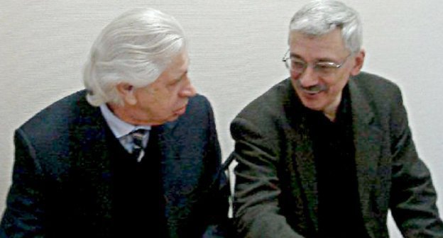 Олег Орлов (справа) и его адвокат Генри Резник на заседании 13 января 2011 г. в Хамовническом суде. Фото: ПЦ "Мемориал" (www.memo.ru)