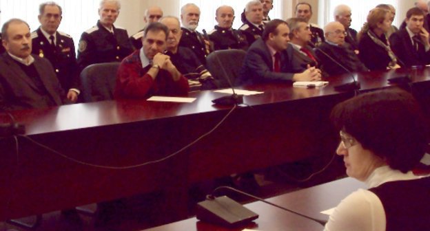 Встреча Рабочей группы Общественной палаты с общественностью Владикавказа в Доме искусств. . 25 апреля 2011 г. Фото "Кавказского узла"
