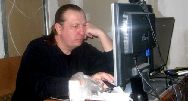 Независимый журналист Олег Теплищев дома за работой. Астрахань, 15 марта 2011 г. Фото "Кавказского узла"