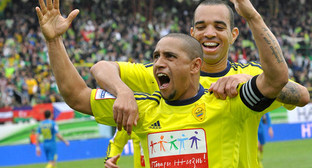 Роберто Карлос забил победный гол за "Анжи" в матче против "Ростова". Чемпионат России по футболу в премьер-лиге, Махачкала, 1 мая 2011 г. Фото: пресс-служба ФК "Анжи"  (http://www.fc-anji.ru)