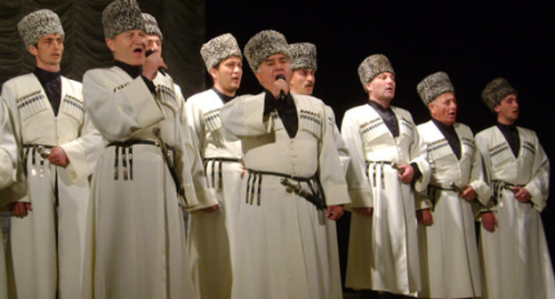 Участники концерта, посвященного Дню возрождения карачаевского народа. Черкесск, Драматический театр. 3 мая 2011 г. Фото "Кавказского узла"