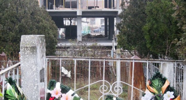 Строительство жилого дома возле старого русского кладбища в Махачкале. 24 февраля 2011 г. Фото "Кавказского узла".