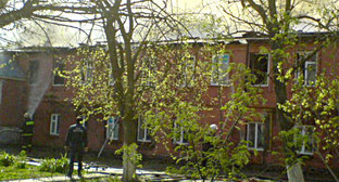 Тушение пожара в здании туберкулезного диспансера в г. Кизляр, Дагестан, 4 мая 2011 г. Фото пресс-службы МЧС Дагестана
