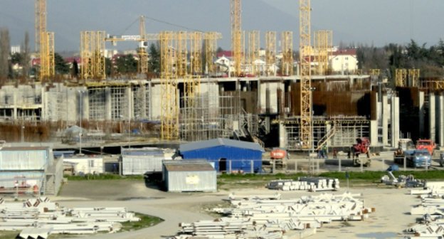 На строительстве Центрального стадиона ведутся работы по устройству фундаментной плиты, а также стен, колонн и перекрытий по восточной и западной сторонам стадиона. Сочи, 27 апреля 2011 г. Фото "Кавказского узла"