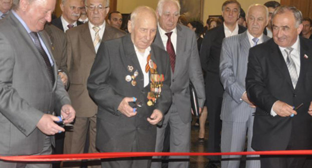 На переднем плане слева направо: директор Центрального музея Великой Отечественной войны на Поклонной горе  Владимир Заборевский, защитник Малгобека Петр Карпухин и глава администрации  Малгобека Яхья Гантимиров на торжественном открытии художественной выставки "Битва за Кавказ", посвященной 66-ой годовщине Победы в Великой Отечественной войне 1941-1945 гг.  Москва, 5 мая 2011 г. Фото: пресс-служба постпредства Республики Ингушетия при Президенте Российской Федерации (www.postpredstvo.ru)