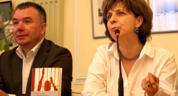  Зоя Светова на презентации своей книги "Признать невиновного виновным". Слева: адвокат Виктор Паршуткин. Москва, Культурный центр "Покровские ворота", 27 апреля 2011 г. Фото "Кавказского узла"