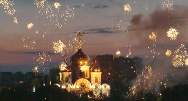 Праздничный салют в честь Дня Победы в Краснодаре. 9 мая 2011 г. Фото "Кавказского узла"