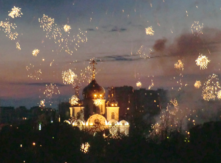 Праздничный салют в честь Дня Победы в Краснодаре. 9 мая 2011 г. Фото "Кавказского узла"