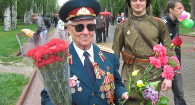 На улицах Волгограда ветеранам войны вручали букеты цветов. 9 мая 2011 г., Волгоград, Аллея Героев. Фото "Кавказского узла"