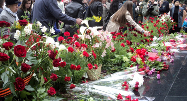 Возложение цветов у Вечного огня в Нальчике, Кабардино-Балкария. 9 мая 2011 г. Фото "Кавказского узла"