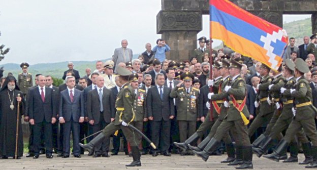 Нагорный Карабах, г. Степанакерт, Мемориальный комплекс. Военный парад в честь Дня Победы. 9 мая 2011 г. Фото "Кавказского узла" 