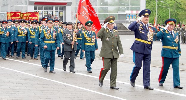  Северная Осетия, Владикавказ, Площадь Свободы, 9 мая 2011 г. Колонна ветеранов войны открыла праздничный парад. Знаменосец - Полный кавалер Ордена Славы Виктор Коняев.  Фото Владимира Иванова для Кавказского узла