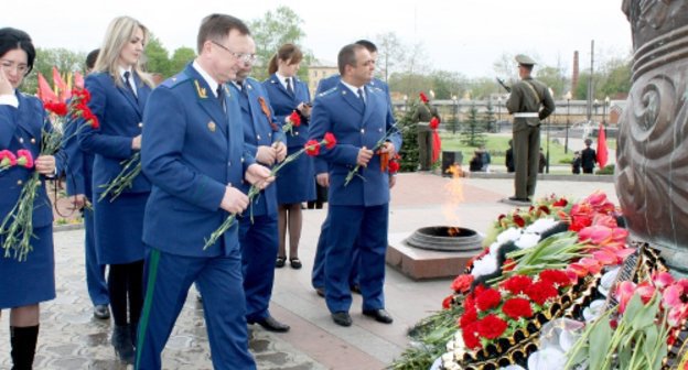 Владикавказ, Мемориал Славы. Коллектив республиканской прокуратуры возлагает цветы к обелиску погибших воинов. 8 мая 2011 г. Фото Залины Гиголаевой для Кавказского узла.

