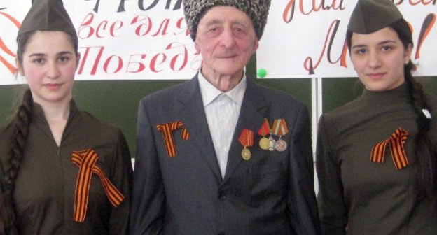 Ветеран Великой Отечественной войны, защитник Малгобека Мухарбек Хашагульгов с учениками школы №5 станицы Орджоникидзевской. 2010 г. Фото: Беслан Беков (sunja-edu.livejournal.com)