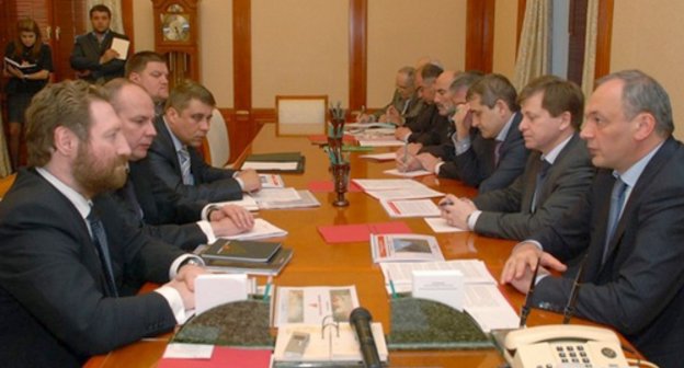 Встреча главы Дагестана Магомедсалама Магомедова с президентом ЗАО «Русская медная компания» Всеволодом Левиным. Махачкала, 12 мая 2011 г. Фото: официальный сайт Президента Республики Дагестан (www.president.e-dag.ru)