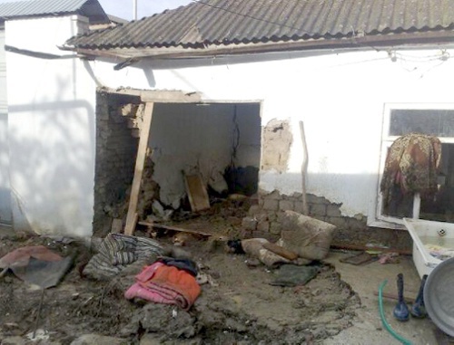 Дом, пострадавший от подтопления. Селение Атланаул Буйнакского района Республики Дагестан. 8 мая 2011 г. Фото: /www.05.mchs.gov.ru