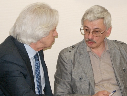 Глава ПЦ "Мемориал" Олег Орлов и адвокат Генри Резник в Хамовническом суде Москвы. 10 мая 2011 г. Фото "Кавказского узла"