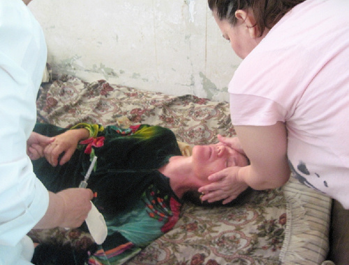 Матери подростка, избитого милиционерами, оказывают помощь в районной больнице. Июль 2010 г., Дагестан, Шамильский район. Фото: Правозащитный центр "Мемориал" (http://www.memo.ru)