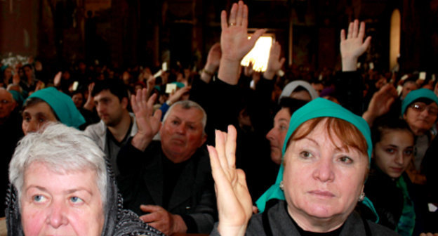 Голосование участников церковно-народного собрания в Новом Афоне 15 мая 2011 г. Фото "Кавказского узла"