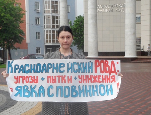 Одиночный пикет Алины Журбенко у здания Краснодарского краевого суда. 14 мая 2011 г. Фото "Кавказского узла"