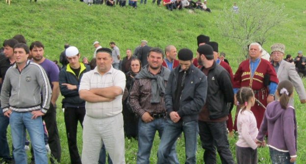 Участники форума кумыкского народа на горе Тарки-Тау в Махачкале. 15 мая 2011 г. Фото "Кавказского узла"