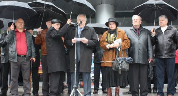 Владикавказ, 14 мая 2011 г. Театральная площадь. Митинг в защиту социальных прав и гарантий пенсионеров вооруженных сил и органов внутренних дел. У микрофона -руководитель общественной организации офицеров Владимир Мамонтенко.
Фото Залины Гиголаевой для "Кавказского узла"